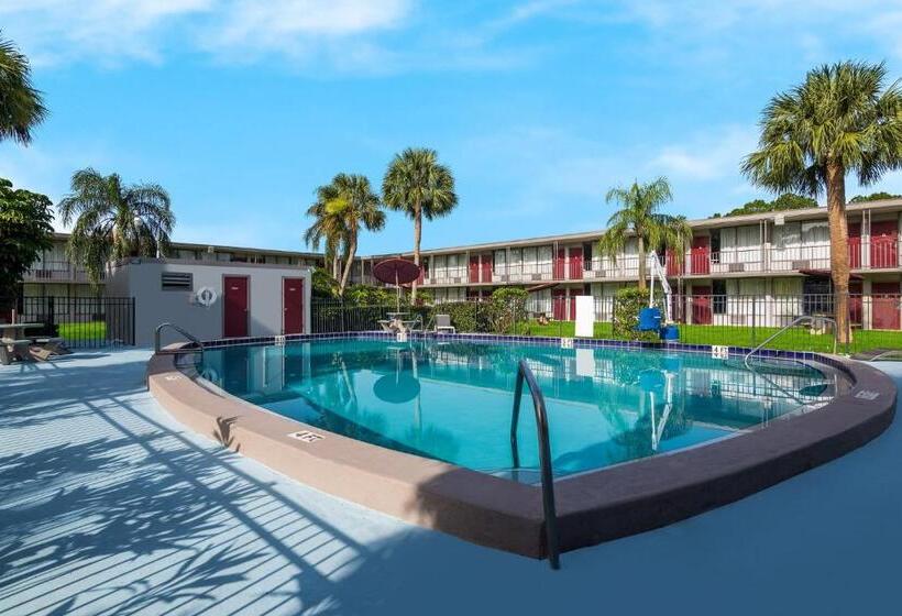 هتل Red Roof Inn Vero Beach   I 95
