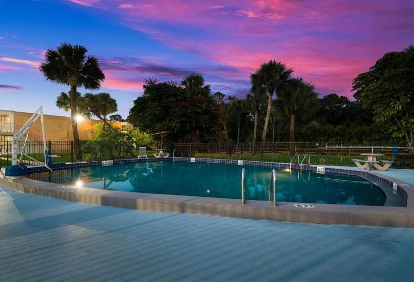 هتل Red Roof Inn Vero Beach   I 95