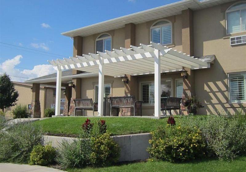 Отель The Landmark Inn & Suites