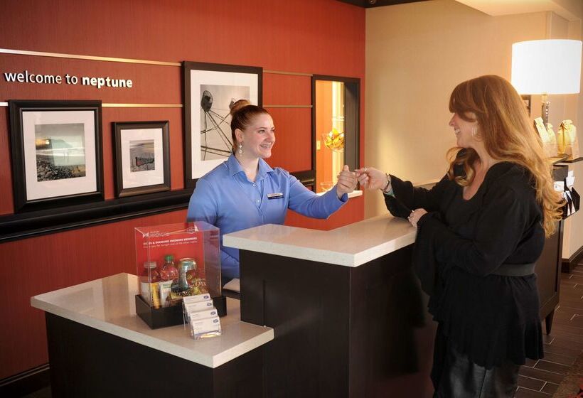 مُتل Hampton Inn Neptune/wall