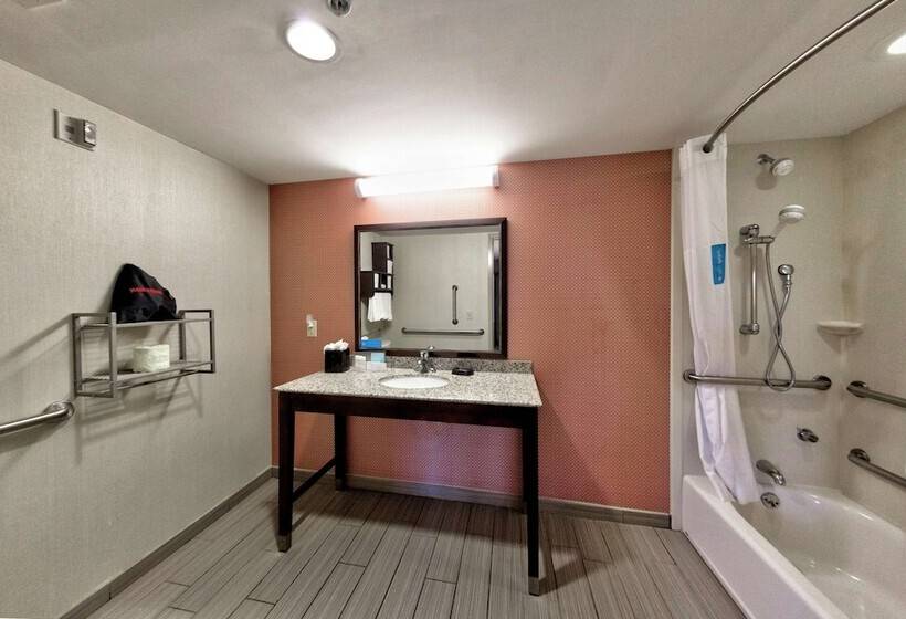 مُتل Hampton Inn Neptune/wall