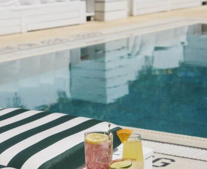 Mccarren Hotel & Pool