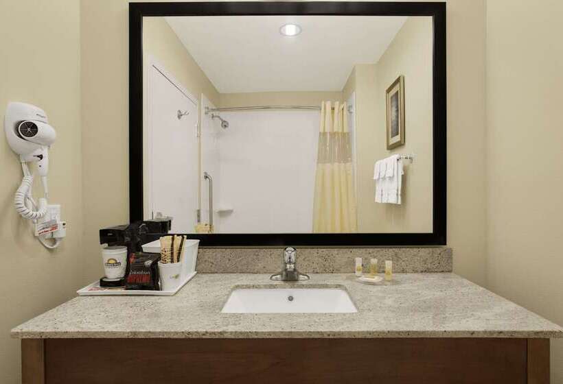 هتل Days Inn By Wyndham Victoria
