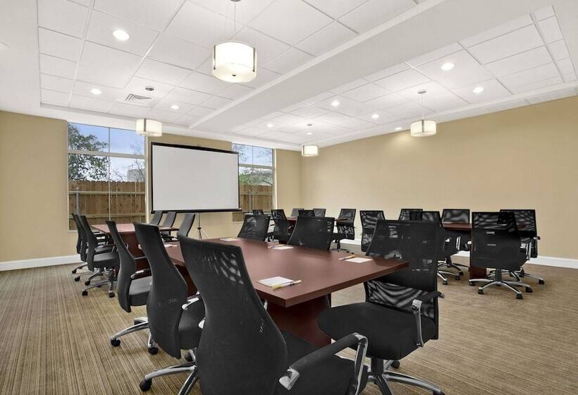 هتل Days Inn By Wyndham Victoria