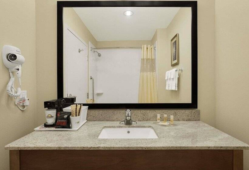 هتل Days Inn By Wyndham Victoria