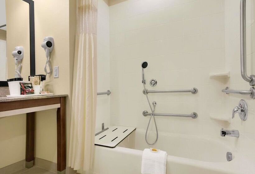 هتل Days Inn By Wyndham Victoria