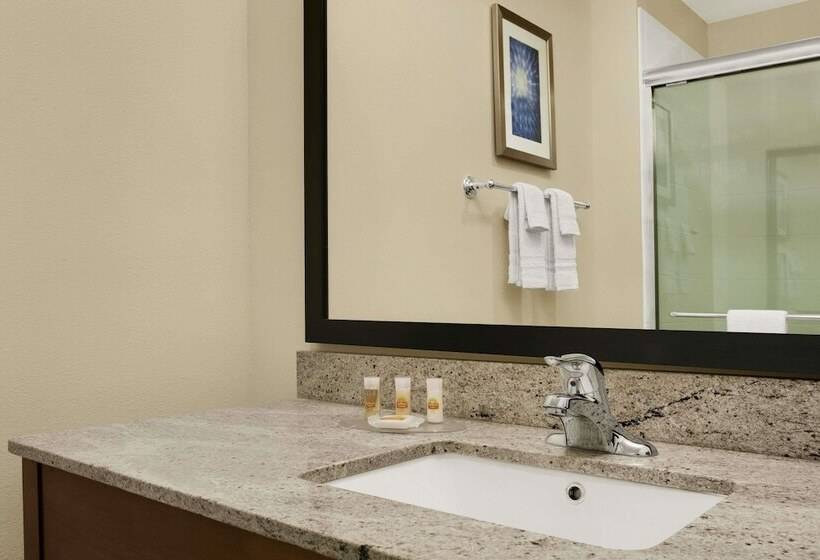 هتل Days Inn By Wyndham Victoria