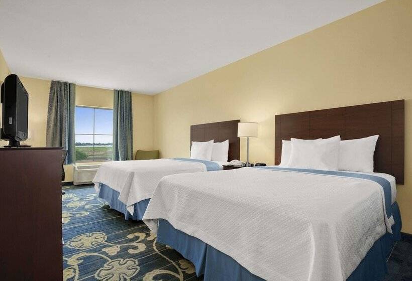 هتل Days Inn By Wyndham Victoria