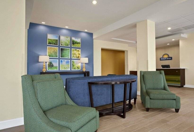 هتل Days Inn By Wyndham Victoria