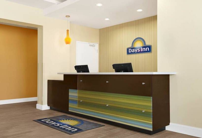 هتل Days Inn By Wyndham Victoria