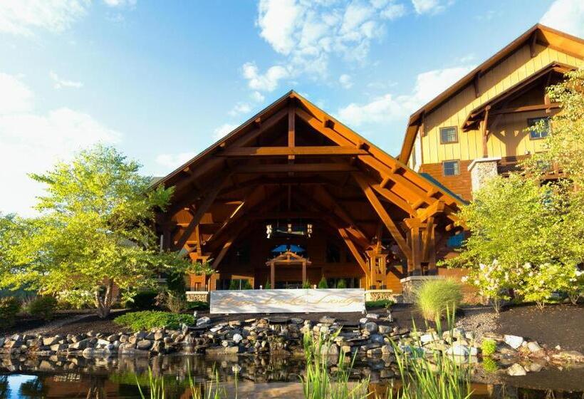 هتل Hope Lake Lodge & Indoor Waterpark