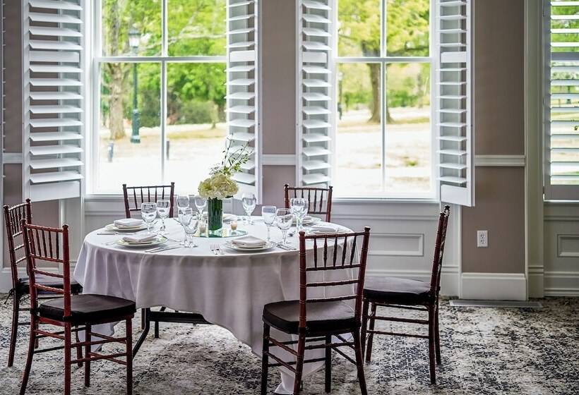 هتل Inn At Carnall Hall