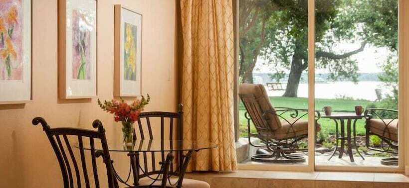 هتل Inn On Lake Granbury