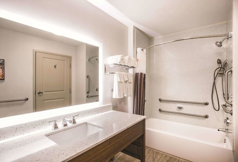 هتل La Quinta By Wyndham Chambersburg