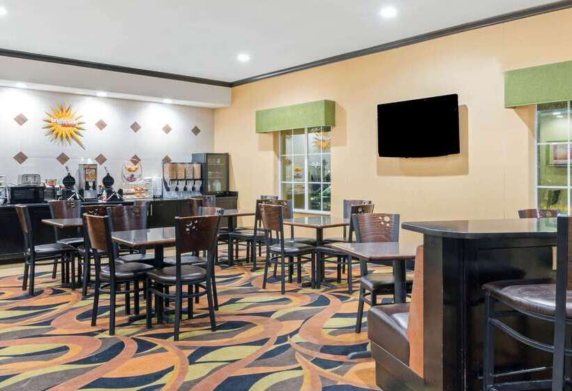 هتل La Quinta Inn & Suites By Wyndham Mcalester