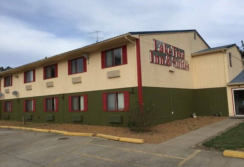 호텔 Lake Tree Inn & Suites