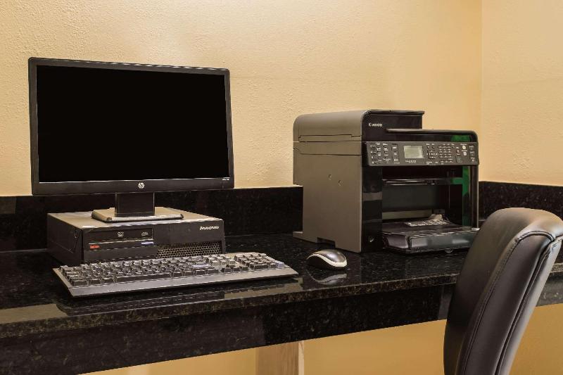 فندق على الطريق Days Inn & Suites By Wyndham Augusta Near Fort Eisenhower