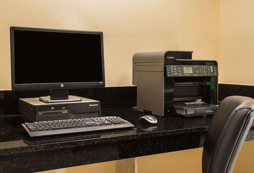 فندق على الطريق Days Inn & Suites By Wyndham Augusta Near Fort Eisenhower