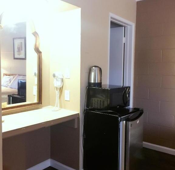 فندق على الطريق Royal Inn And Suites