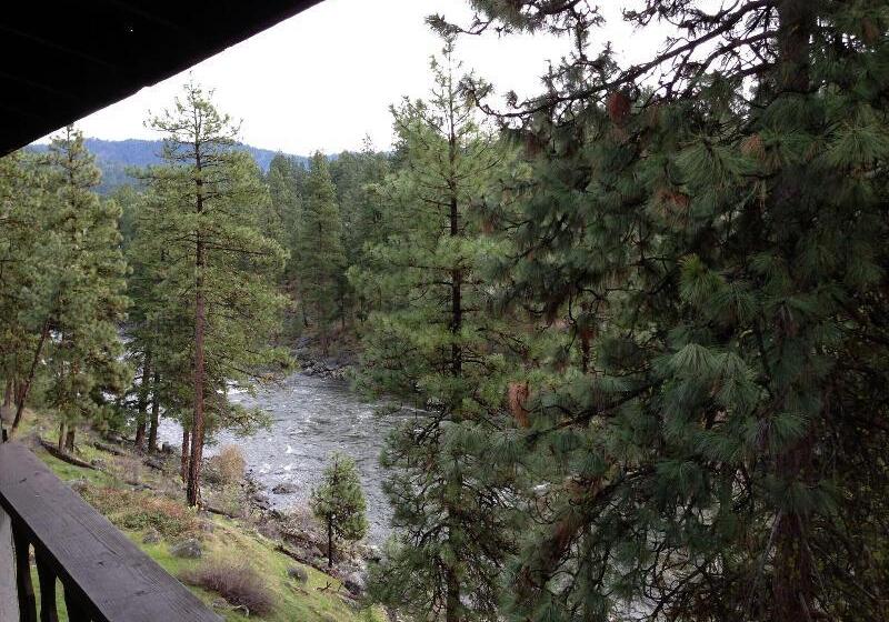 هتل Alpine Rivers Inn