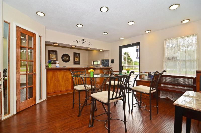هتل Americas Best Value Inn Refugio