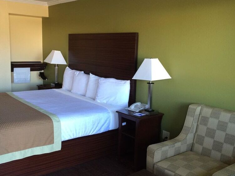 هتل Americas Best Value Inn Winona