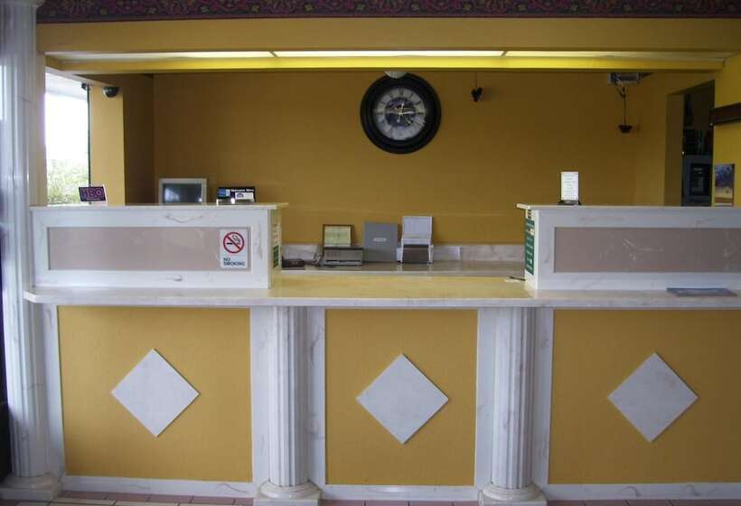 هتل Americas Best Value Inn Winona