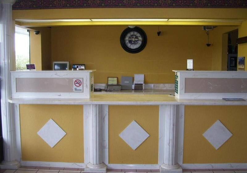 هتل Americas Best Value Inn Winona
