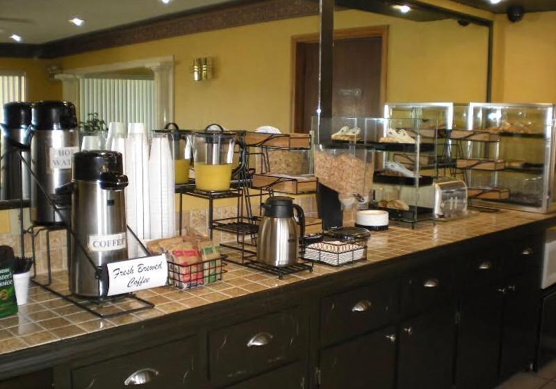 هتل Americas Best Value Inn Winona
