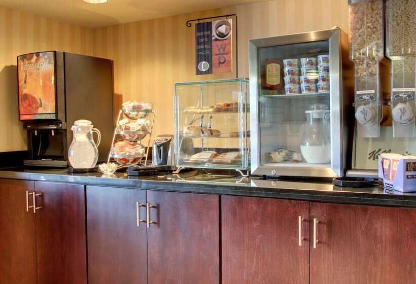ホテル Cobblestone Inn & Suites  Carrington