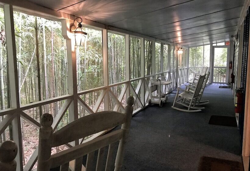 Отель Historic Michabelle Inn