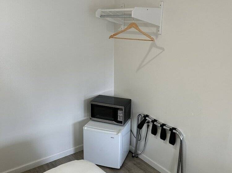 בית מלון כפרי Lake View Inn