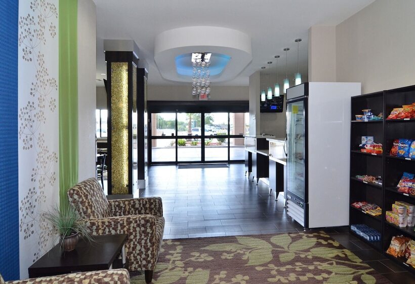 Отель Quality Inn & Suites Kenedy  Karnes City