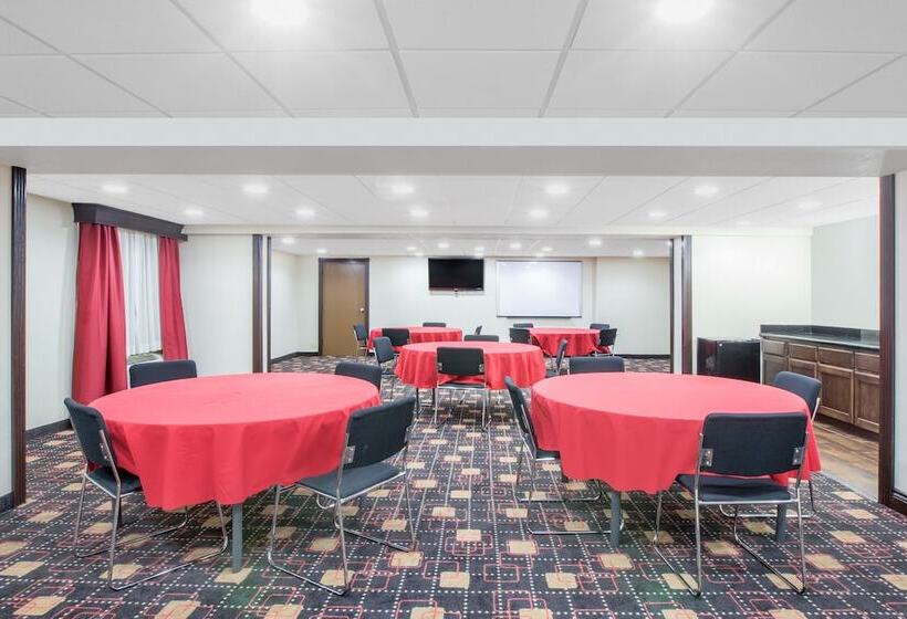 هتل Ramada By Wyndham Tulsa
