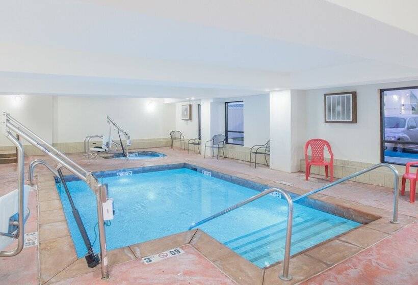 هتل Ramada By Wyndham Tulsa
