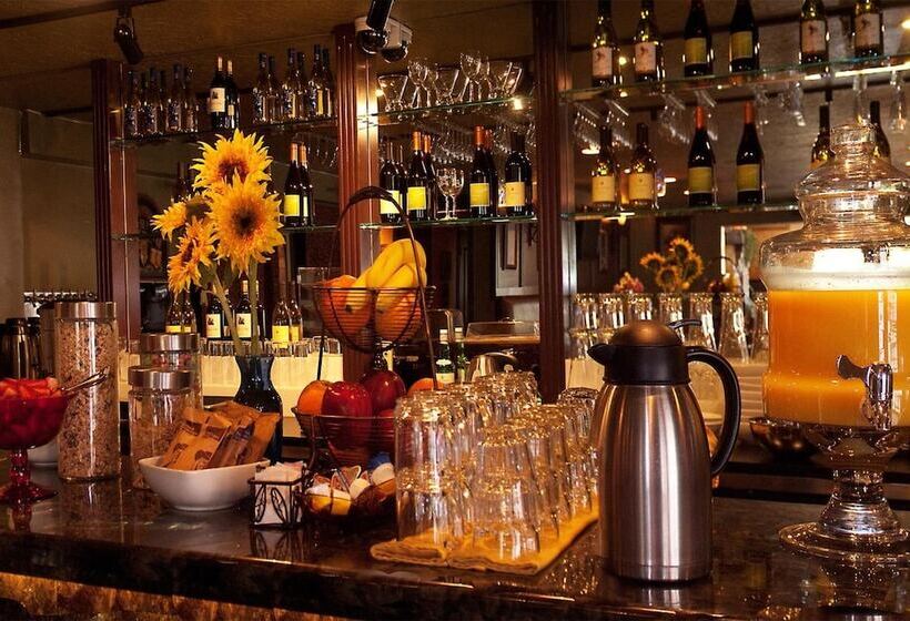 호텔 Silverton Inn & Suites