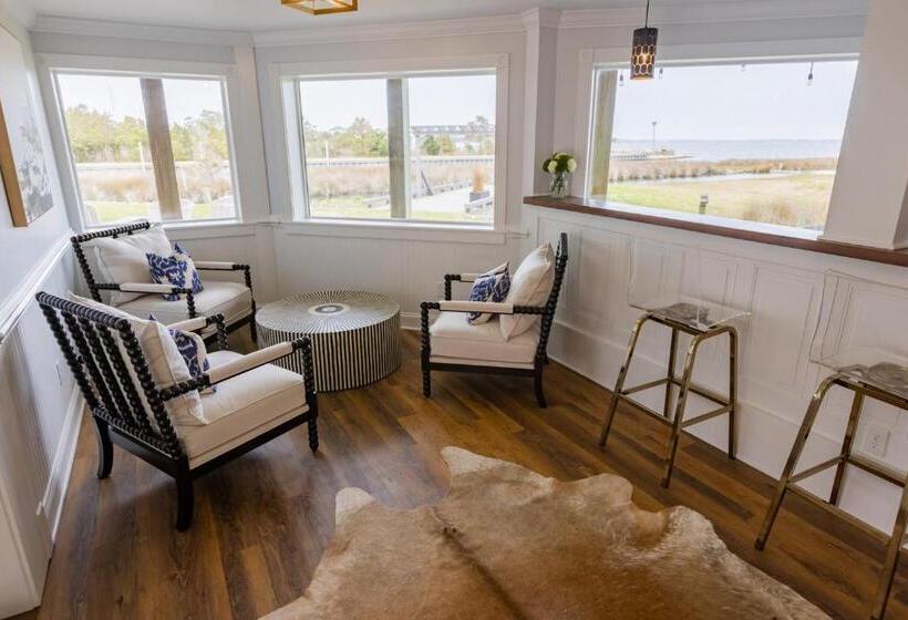 בית מלון כפרי The Burrus House Inn Waterfront Suites