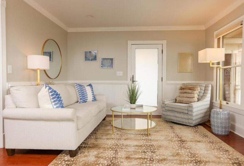 בית מלון כפרי The Burrus House Inn Waterfront Suites
