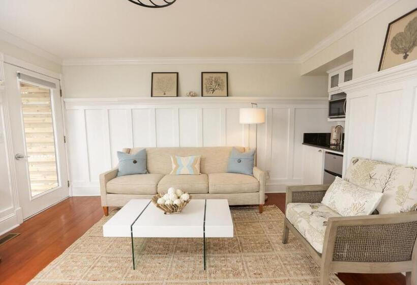 בית מלון כפרי The Burrus House Inn Waterfront Suites