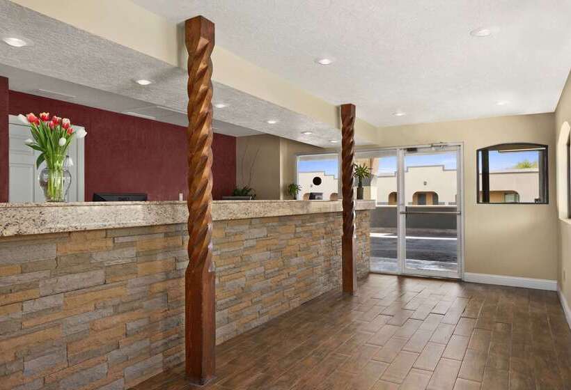 هتل Travelodge By Wyndham Clovis