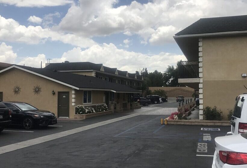 בית מלון כפרי Walnut Inn & Suites West Covina