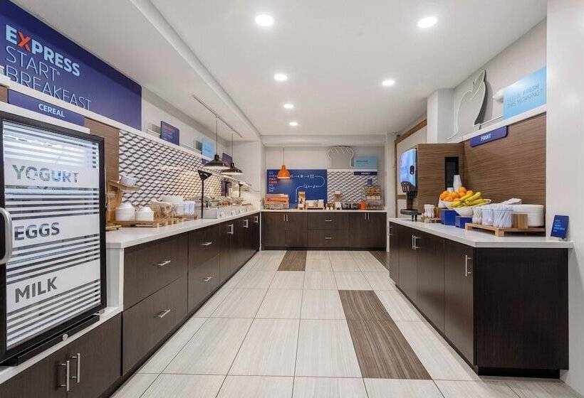هتل Holiday Inn Express & Suites   Miramar, An Ihg