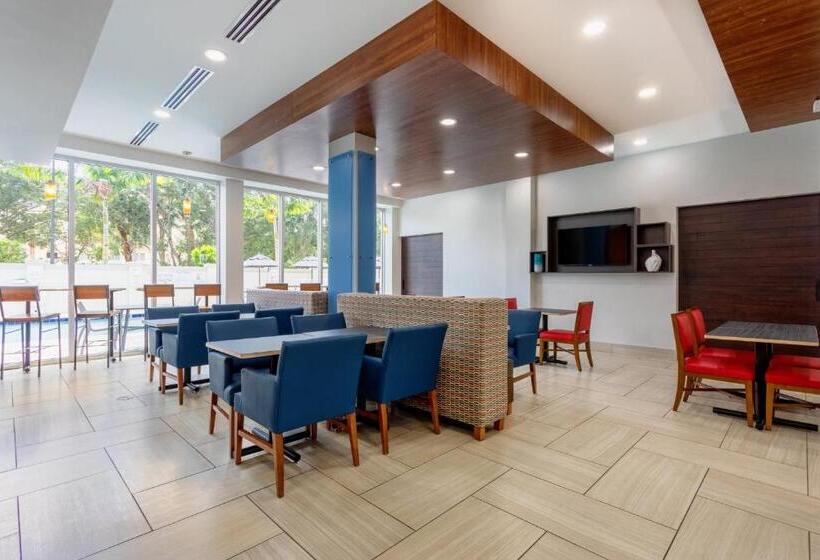 هتل Holiday Inn Express & Suites   Miramar, An Ihg