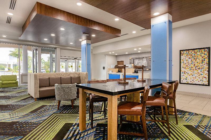 هتل Holiday Inn Express & Suites   Miramar, An Ihg
