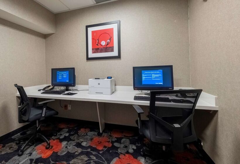 Hampton Inn & Suites Dupont