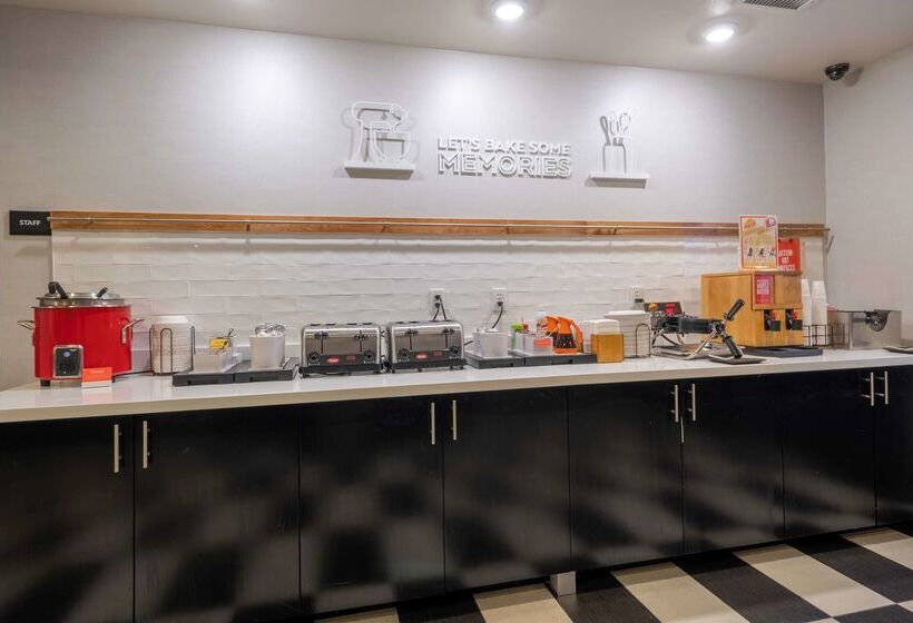 Hampton Inn & Suites Dupont
