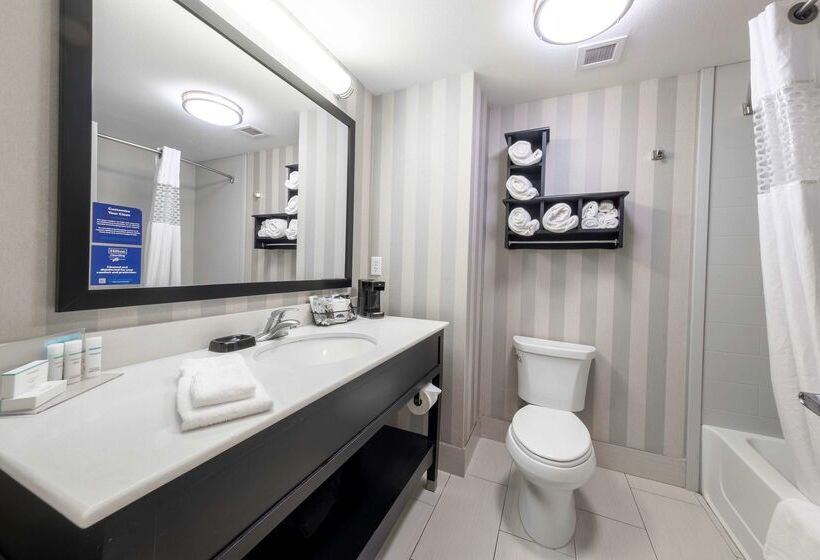 Hampton Inn & Suites Dupont