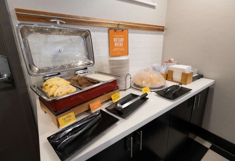Hampton Inn & Suites Dupont
