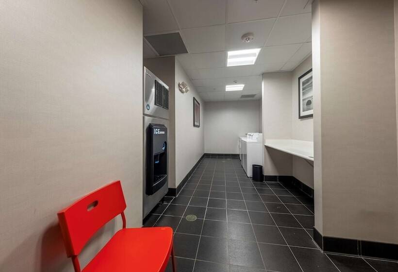 Hampton Inn & Suites Dupont