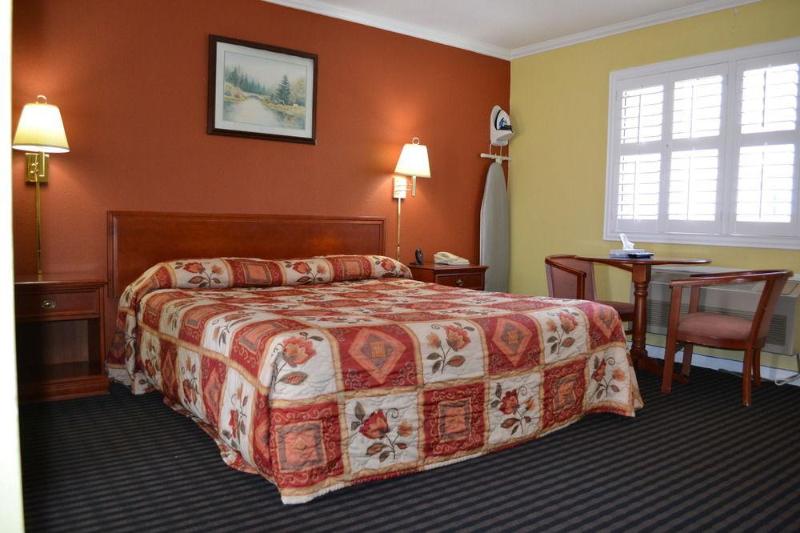 هتل Alpha Inn & Suites